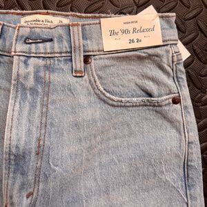NWT - Abercrombie & Fitch 90's Relaxed Jean - High Rise - 26/2R